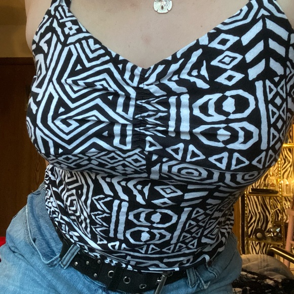 size large black and white patterned razor back vneck tank top - Picture 2 of 3